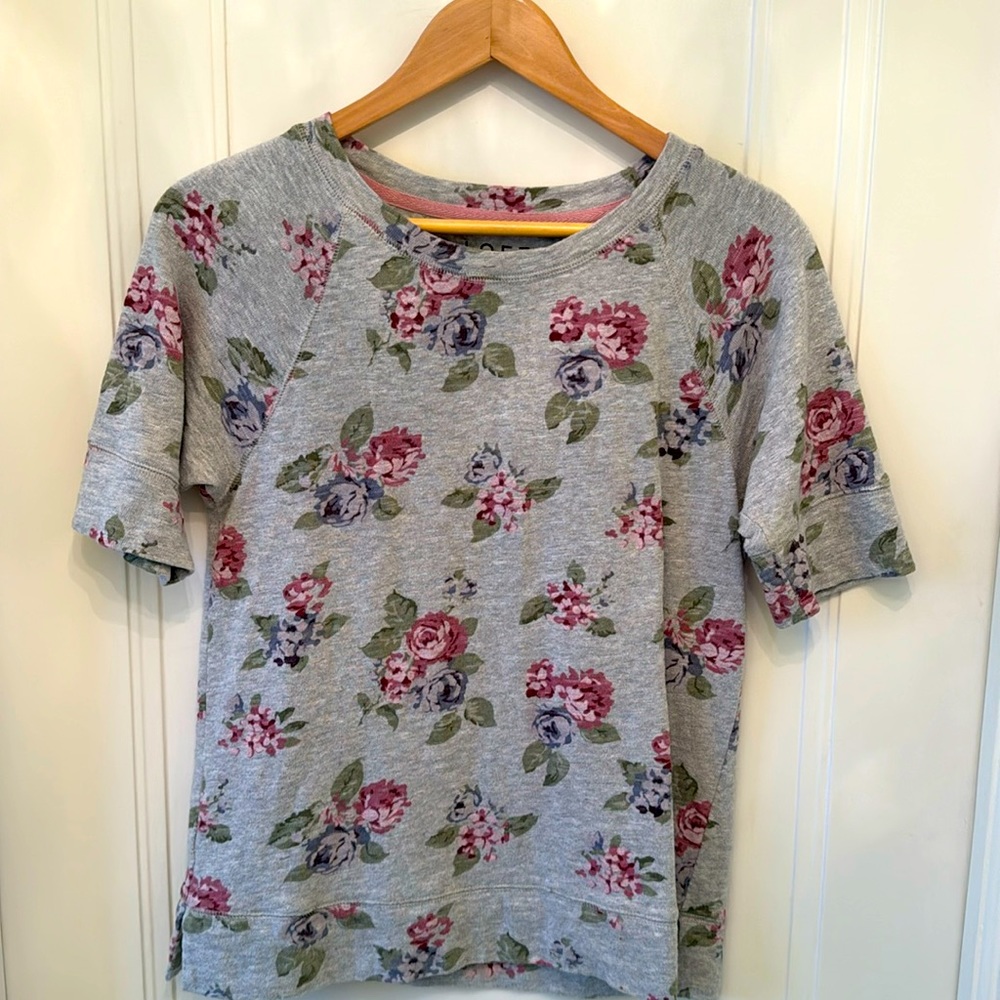 Super cute short sleeve sweatshirt.